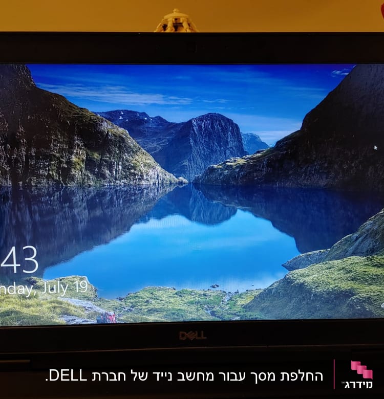 מסך מחשב נייד דל עם תמונת נוף